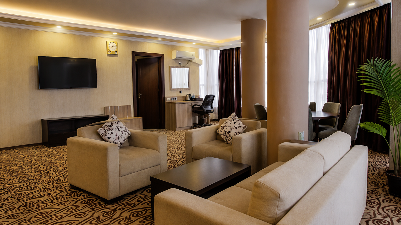 Suite / Executive Suite at Holiday Hotel